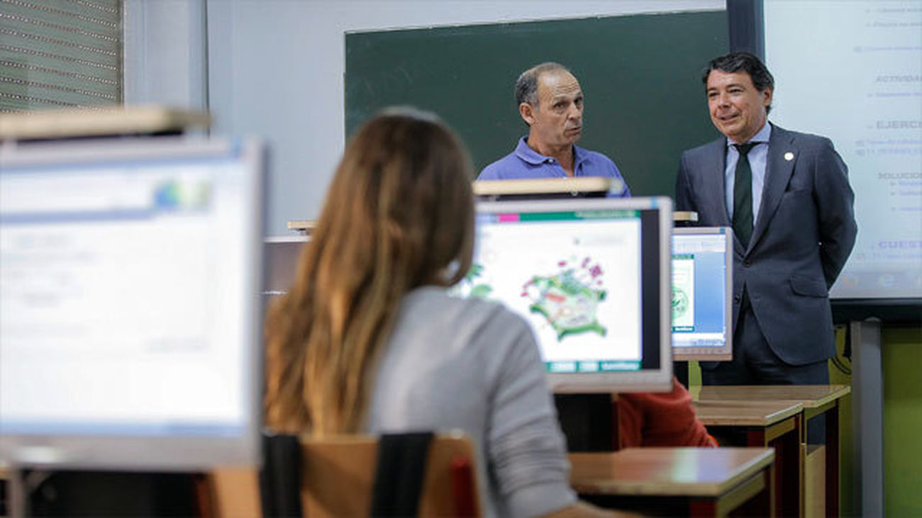 González visita el primer instituto que imparte ya la nueva asignatura de programación