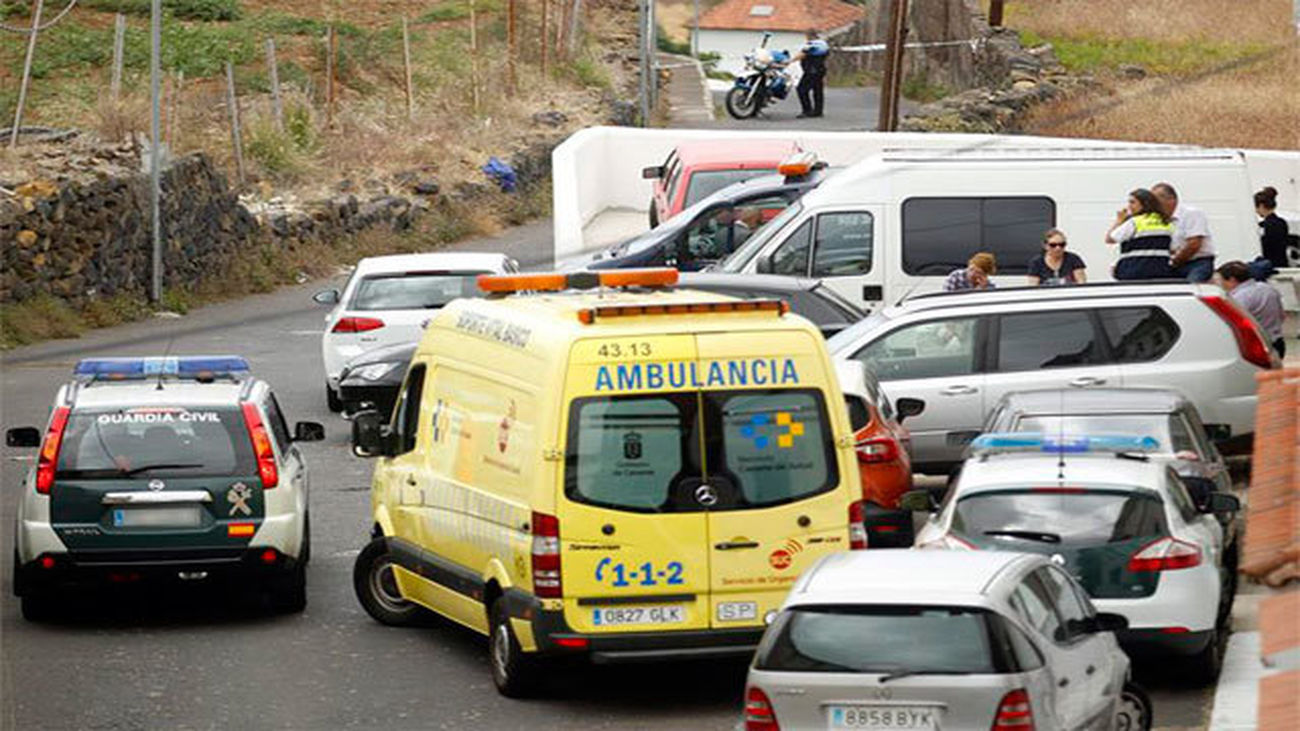 Guardia Civil y ambulancias  en la casa de La Orotava, al norte de Tenerife