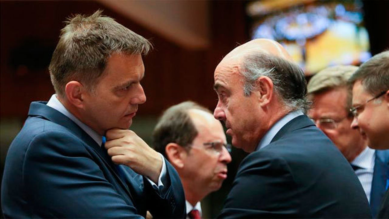 De Guindos calcula que el cierre anticipado del presupuesto de 2016 al mes de julio supondrá un ahorro de unos 1.000 millones