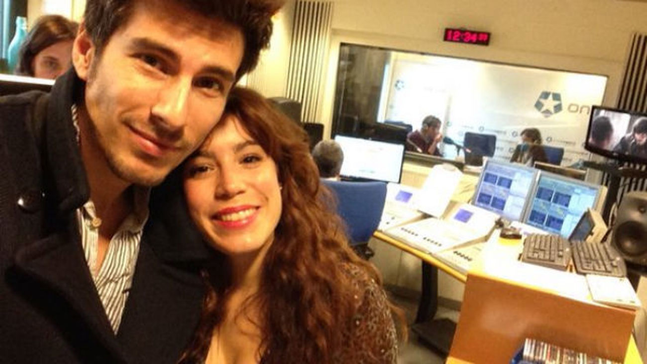 Hablamos con los actores de 'Amores minúsculos', una obra de teatro que triunfa en Madrid