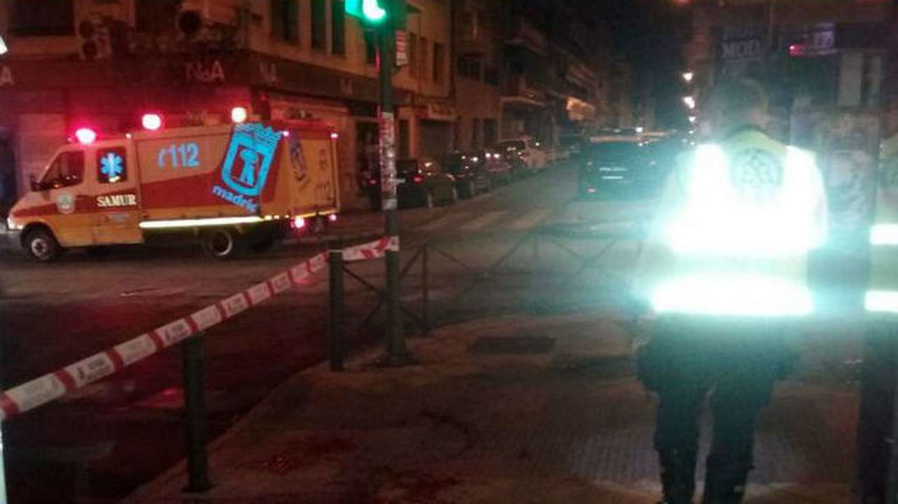 Hallan casi desangrado a un hombre de 40 años en la acera de Marcelo Usera