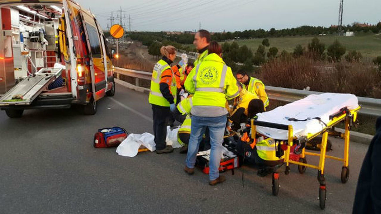 Herido grave un hombre tras ser atropellado por un turismo en una rotonda sobre la M-45