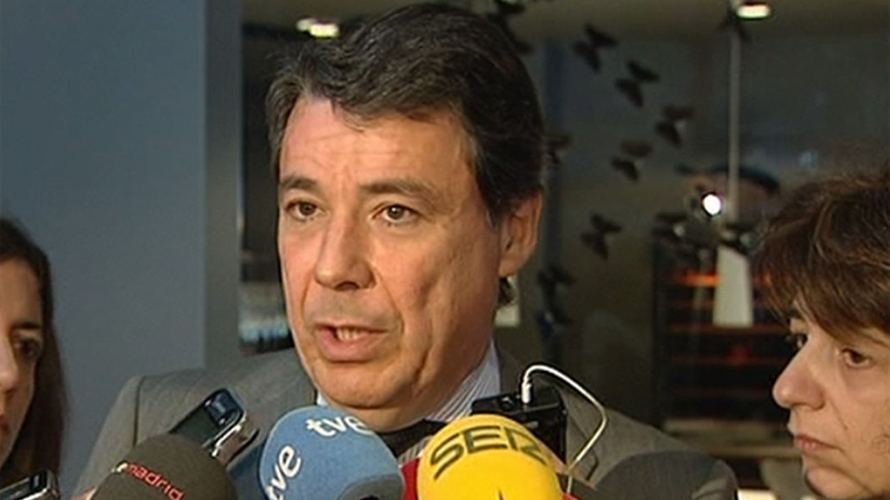 Ignacio González felicita en persona al chef David Muñoz, titular de tres estrellas Michelín