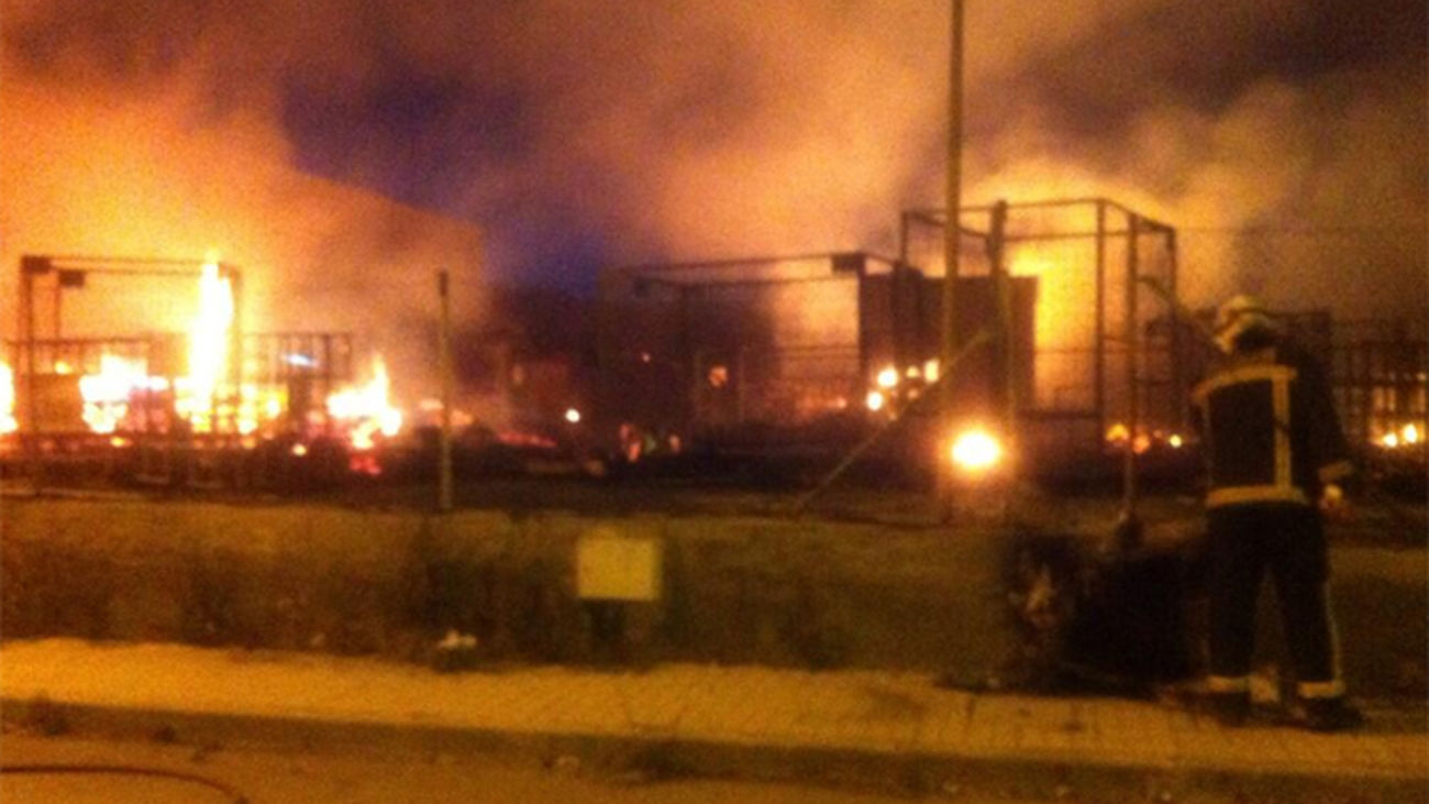 Incendio quema 6 camiones, una furgoneta, material de cine y palés en Loeches