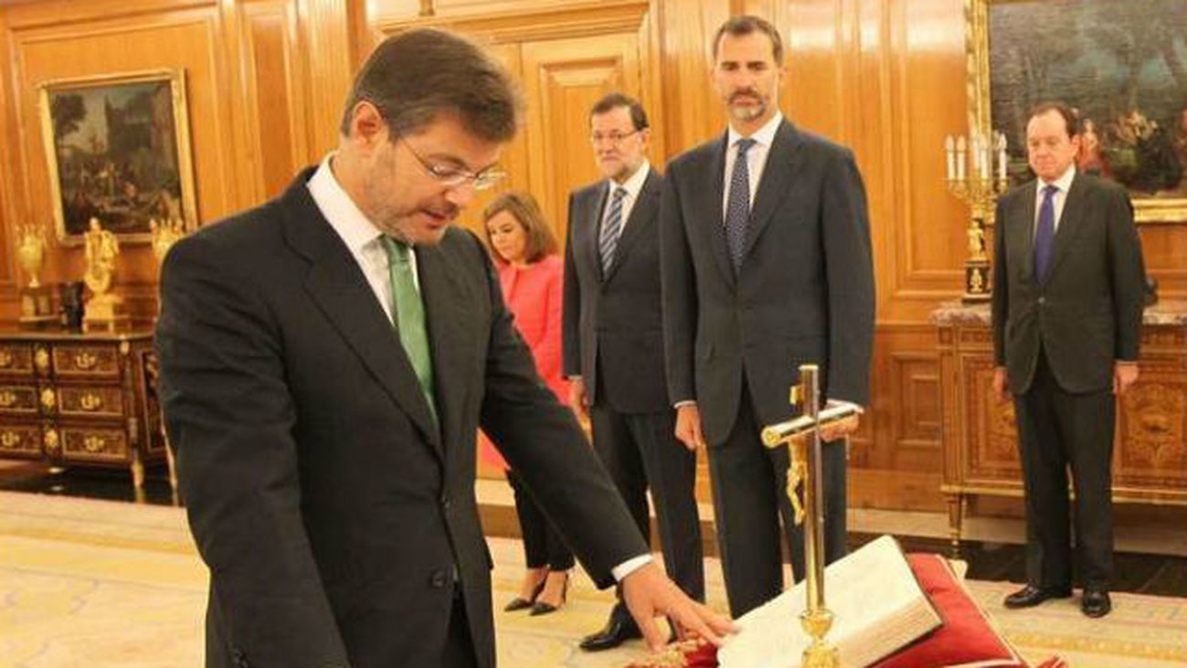 El nuevo ministro de Justicia, Rafael Catalá, jura su cargo ante Felipe VI
