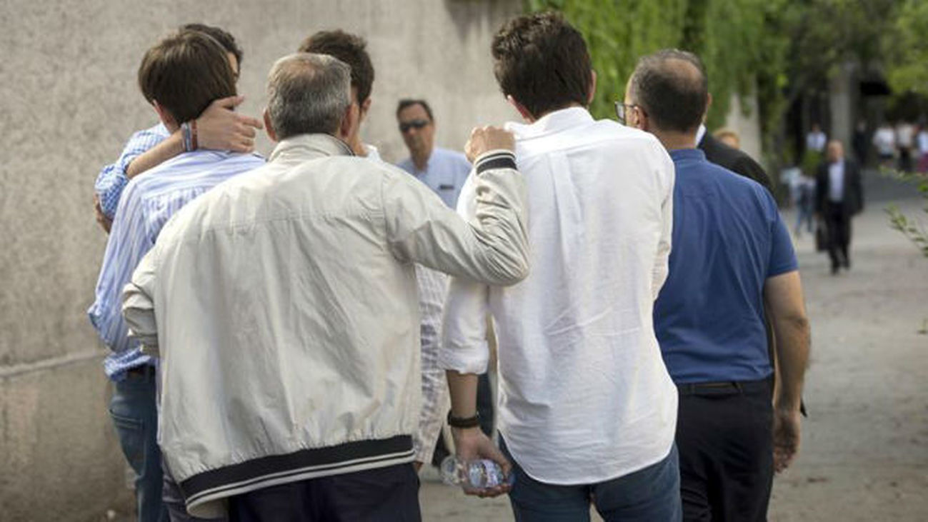 Luto y dolor entre las familias y amigos de los dos jóvenes fallecidos tras caer por el hueco de un ascensor