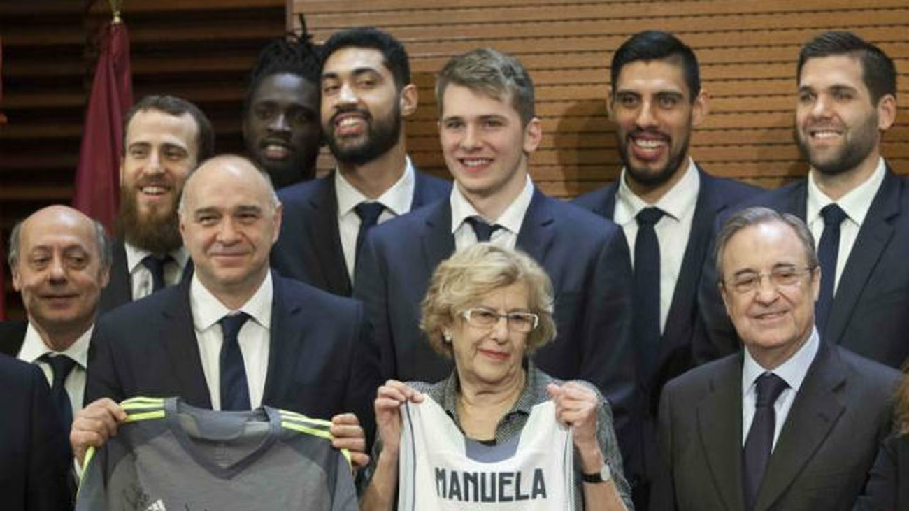Manuel Carmena recibe a los campeones de la Liga ACB