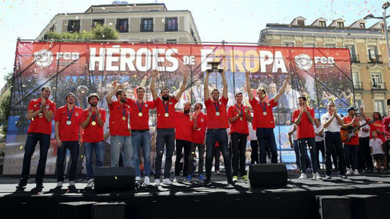 Miles de aficionados vibran con los tricampeones de Europa en Madrid