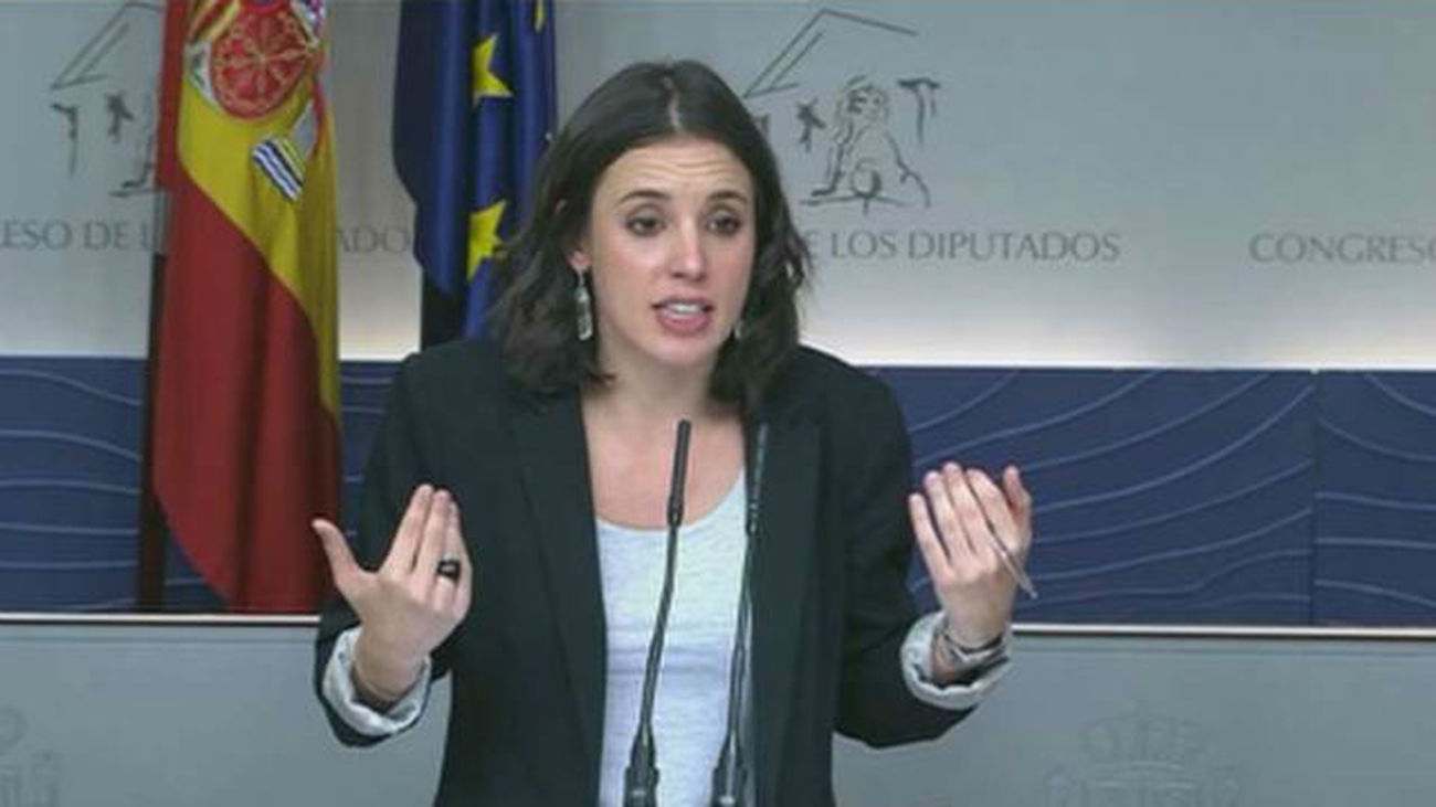 Montero ocupa el escaño de Errejón que pasa a la tercera fila del hemiciclo