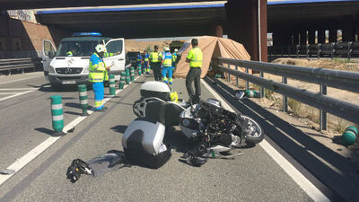Muere un motorista de 60 años tras caer de su moto en la M-50 en Alcorcón
