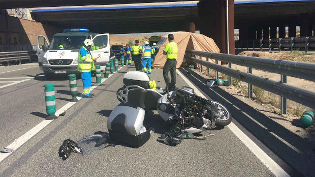 Muere un motorista de 60 años tras caer de su moto en la M-50 en Alcorcón