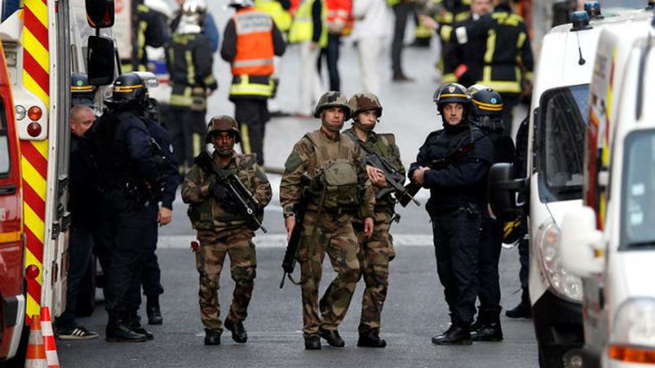 Mueren dos presuntos terroristas en una redada contra el cerebro de atentados de París