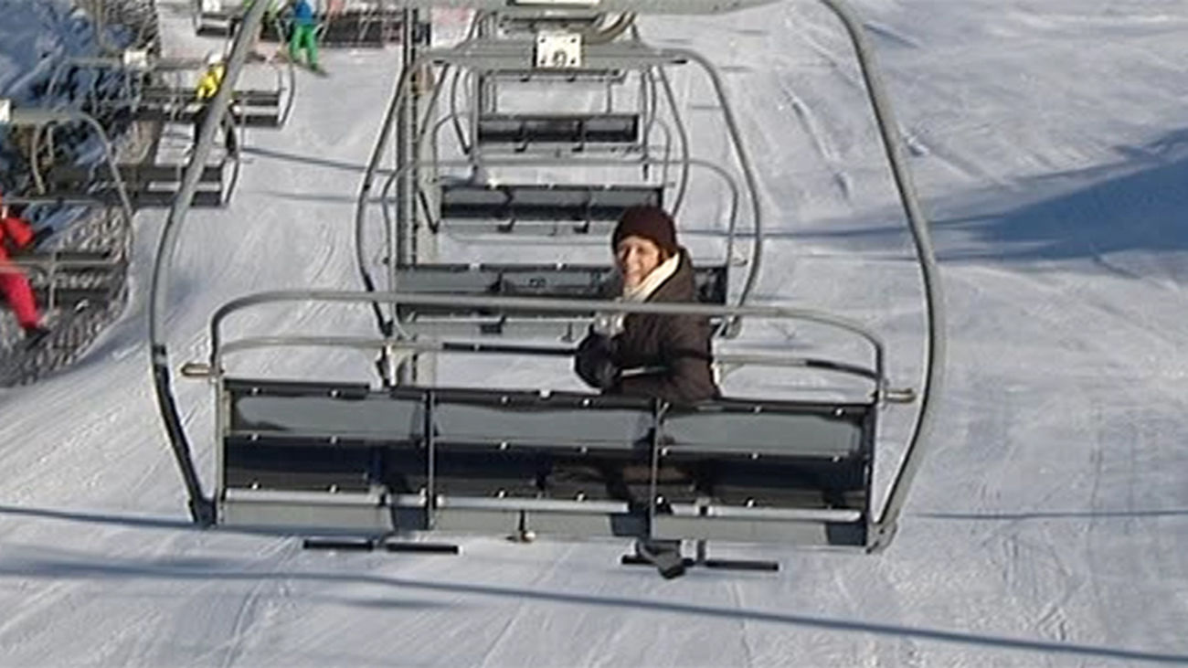 En Navacerrada está todo listo para abrir este viernes sus pistas, y donde ya están disfrutando de la nieve es en Valdesquí.