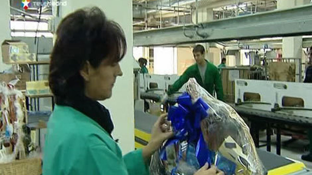 La Navidad está cerca y las empresas que elaboran las tradicionales cestas de regalo viven días de mucho trabajo