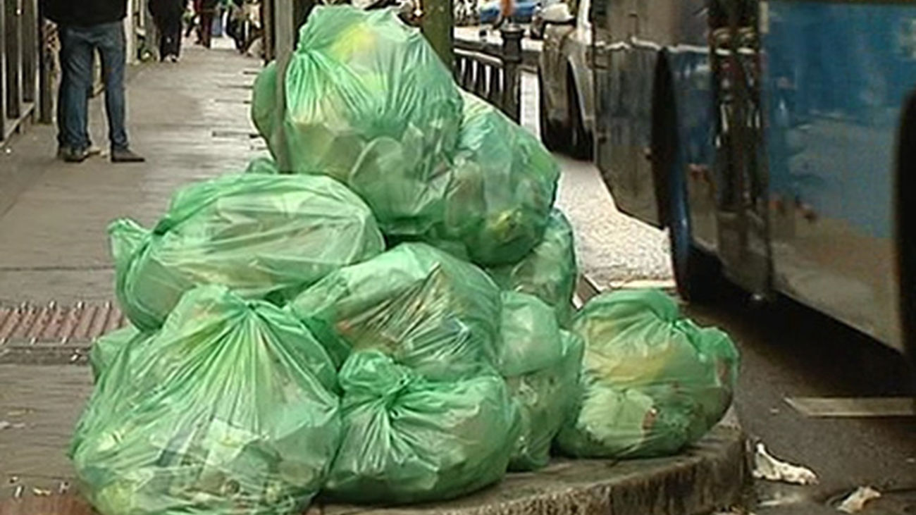 Los vecinos del PAU de Carabanchel denuncian contenedores que se quedan sin recoger y acumulación de bolsas de basura