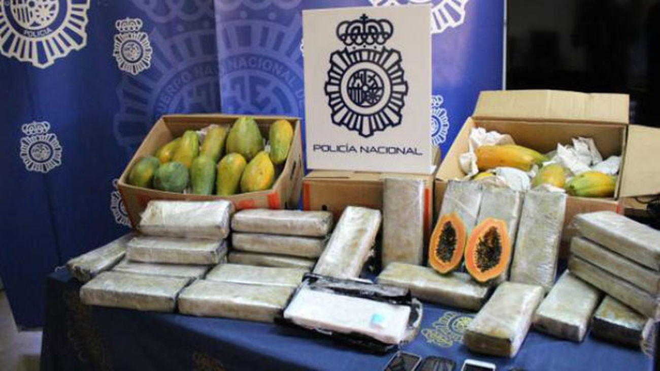 La Policía requisa 32 kilos de cocaína ocultos en un cajas de papayas en Barajas