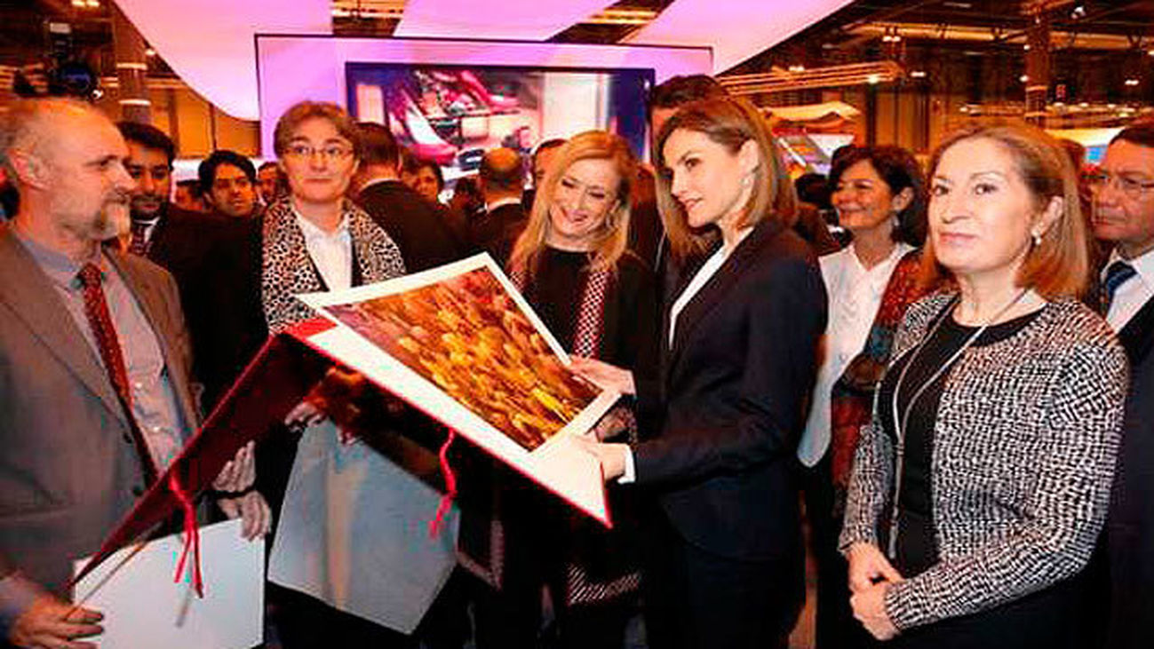 La Reina y la presidenta de la Comunidad de Madrid inauguran Fitur