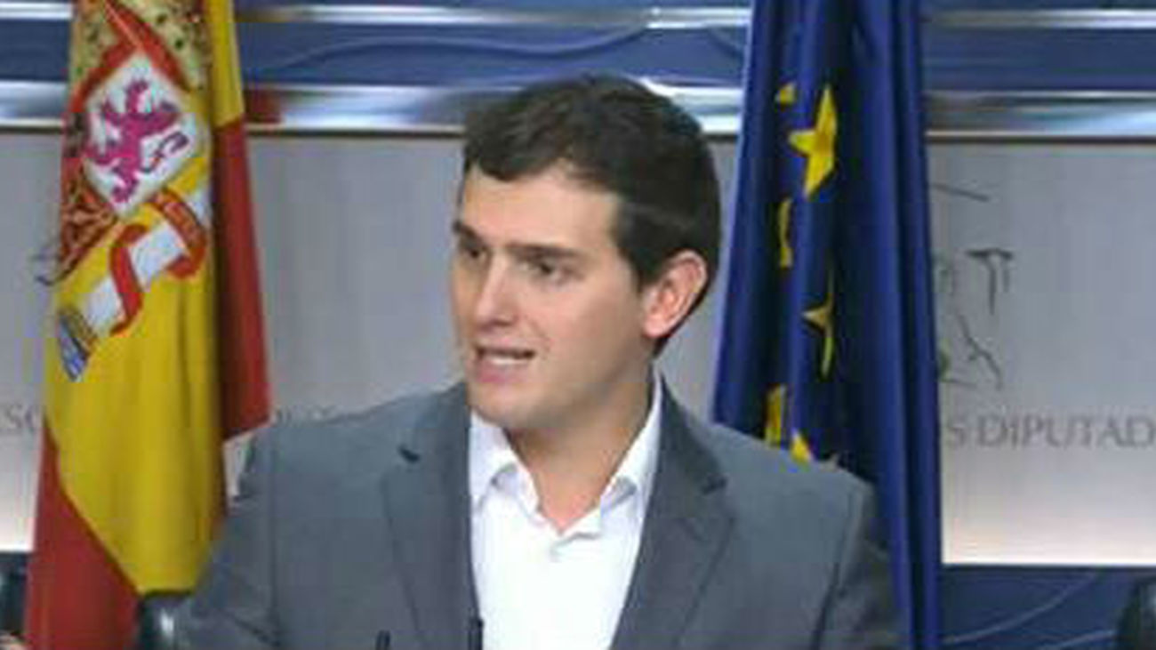 Rivera pide a Sánchez una reforma de la Constitución para cerrar un acuerdo