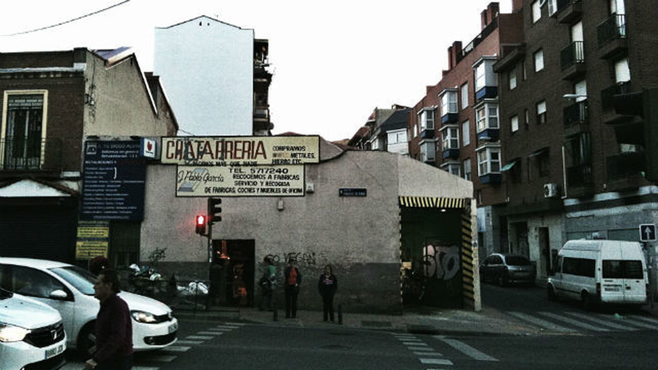 Los vecinos de Tetuán denuncian los problemas que ocasiona la chatarrería de la calle Marqués de Viana
