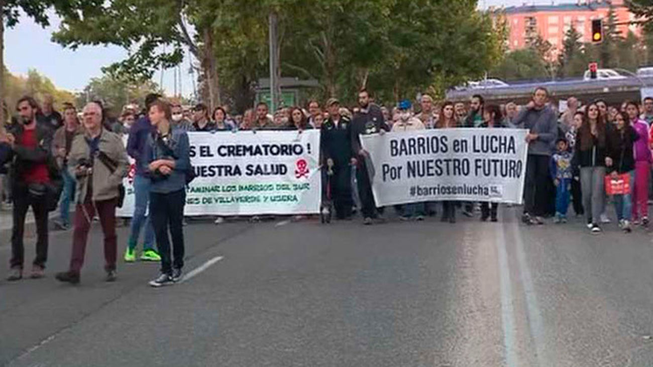 Los vecinos de Usera y Villaverde salen a la calle en protesta por la construcción del crematorio de la M 40