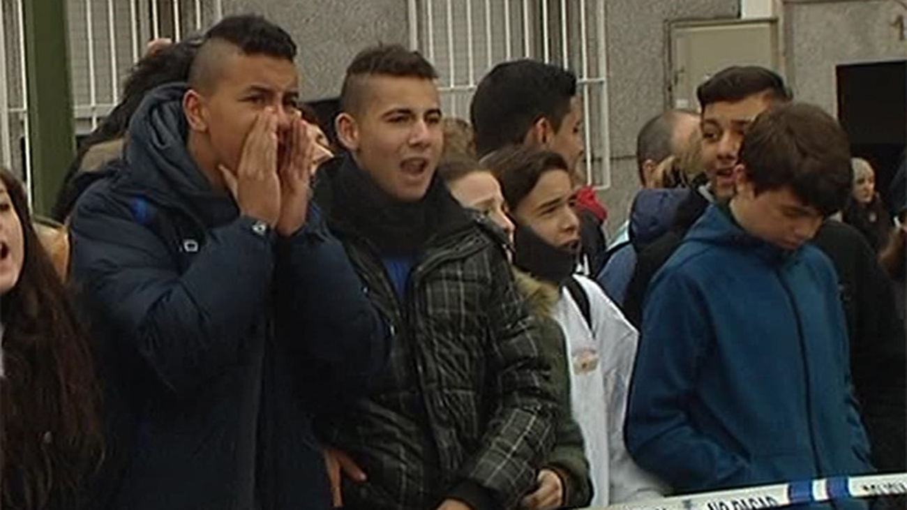 Vecinos paralizan la demolición del campo de fútbol del CD Aviación