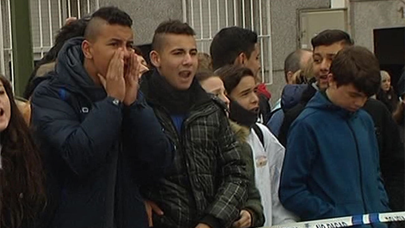 Vecinos paralizan la demolición del campo de fútbol del CD Aviación