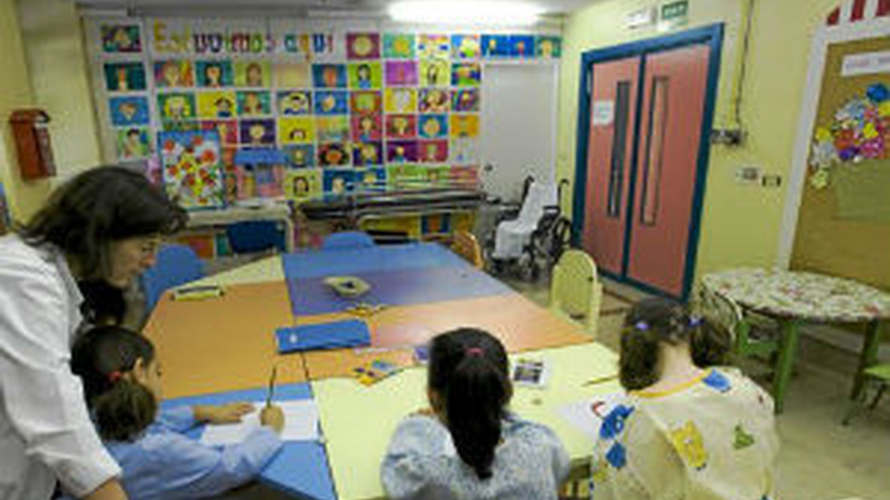 Visita del presidente regional a las aulas del hospital del Niño Jesús