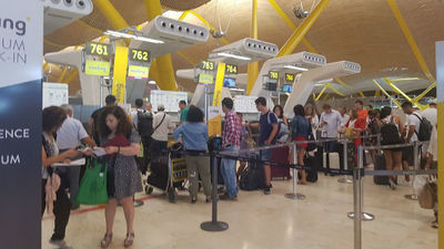 Nos vamos al aeropuerto de Barajas a despedir a los madrileños que se van de vacaciones ¿a dónde irán?