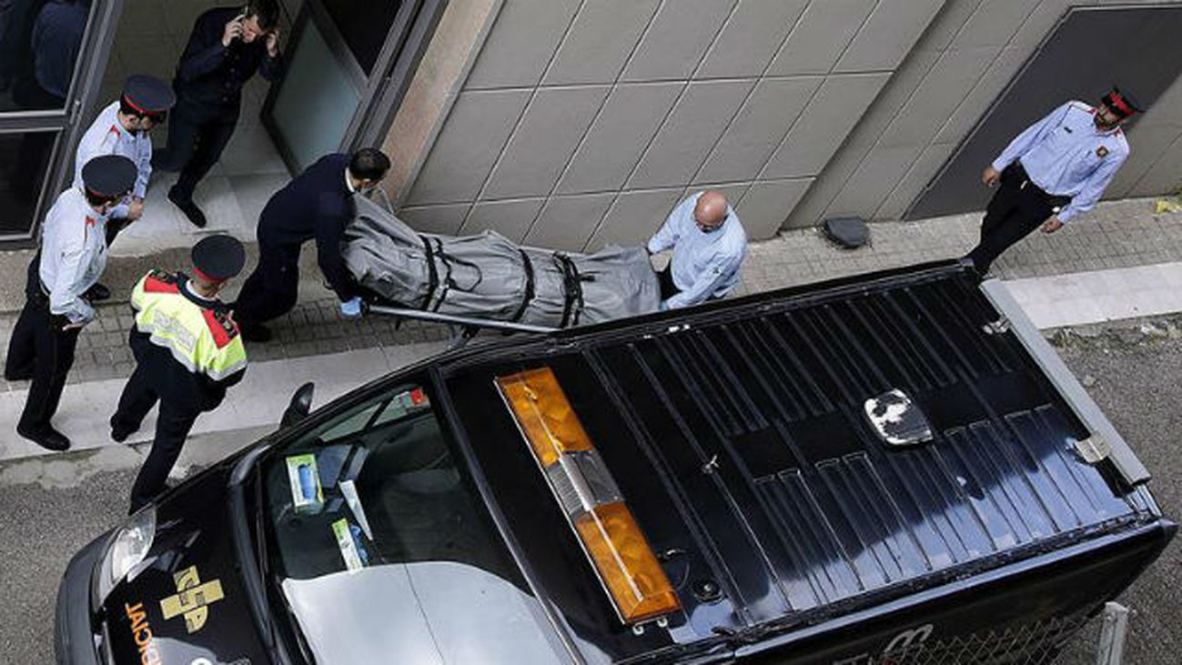 Un alumno mata a un profesor con una ballesta en un instituto en Barcelona