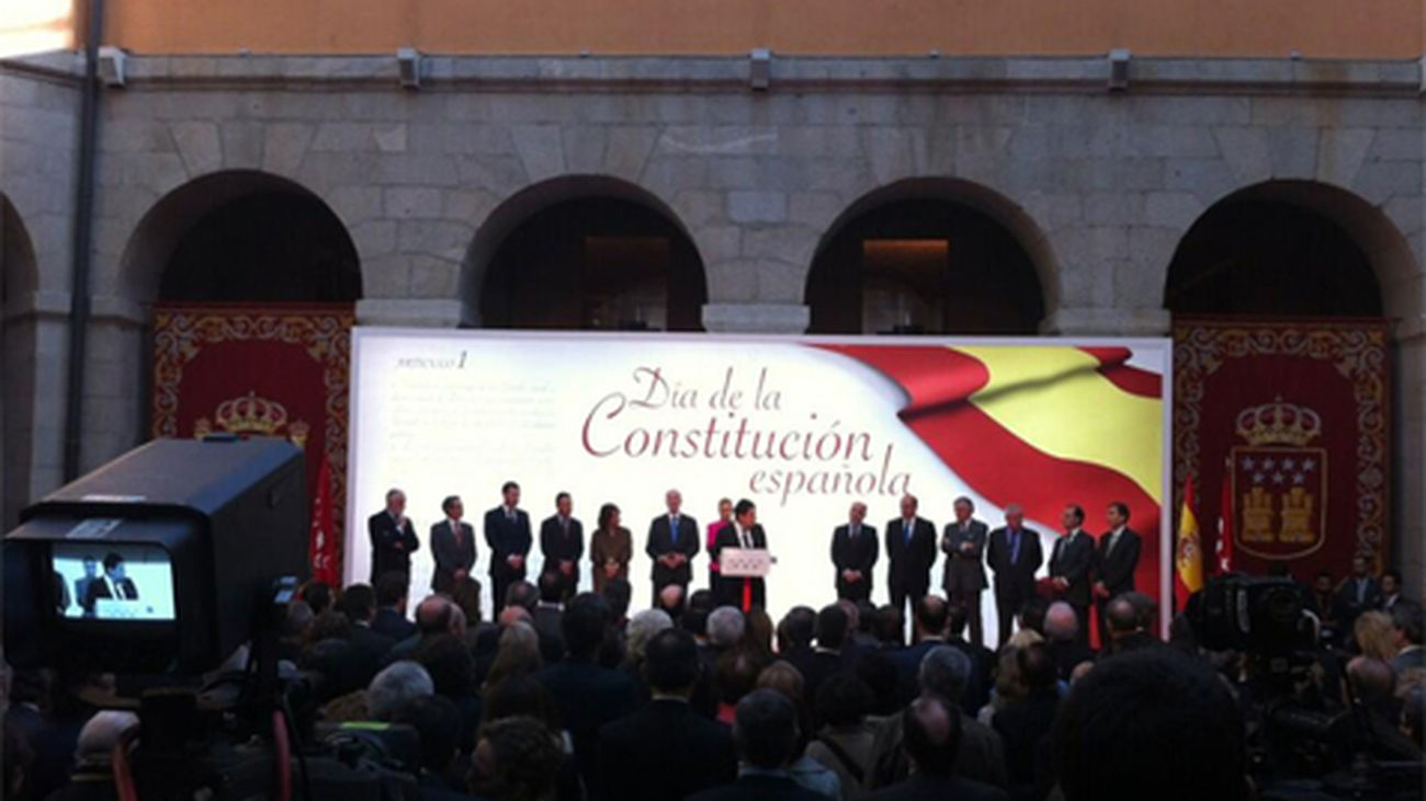 Con el himno nacional y un brindis se ha celebrado el 35 aniversario de la carta Magna en la Real Casa de Correos.