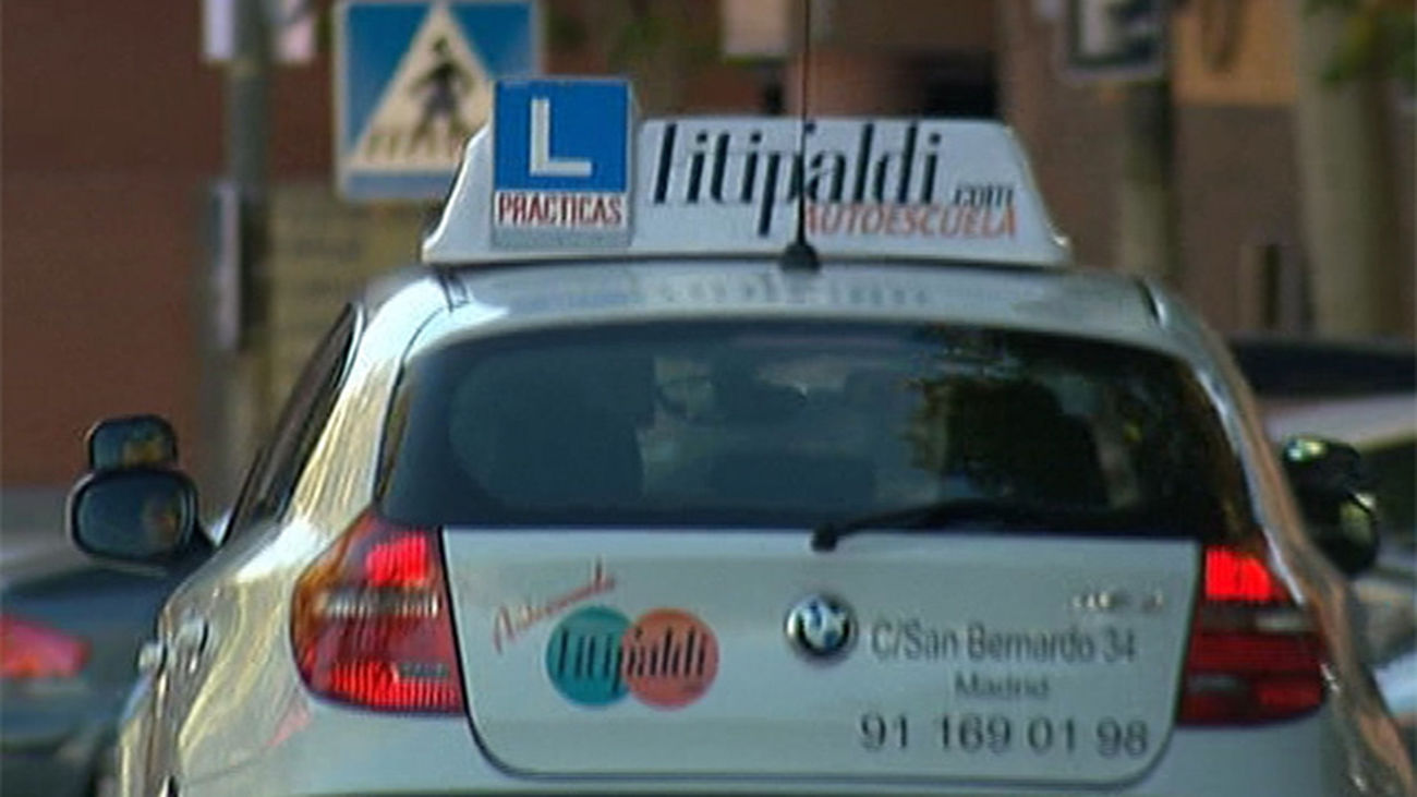 Coche de una autoescuela en Madrid