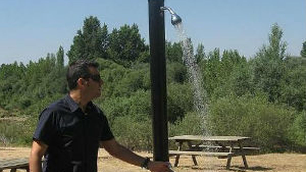 El ayuntamiento de Aldea del Fresno instala duchas solares en la playa del Alberche