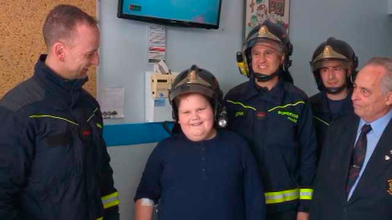 Los bomberos del Ayuntamiento entregan juguetes a los niños del San Rafael