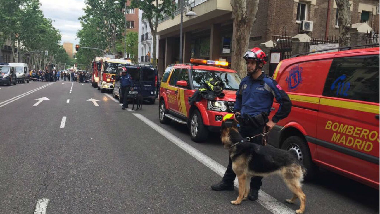 Los bomberos retiran piedra a piedra a mano en busca de los dos obreros en el edificio derrumbado