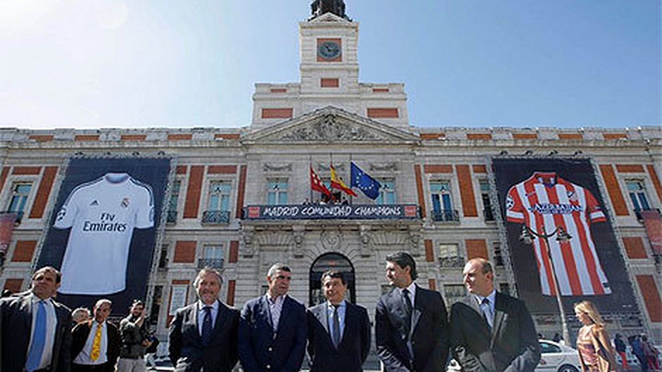 Dos camisetas gigantes del Madrid y Atleti animan la final en Sol