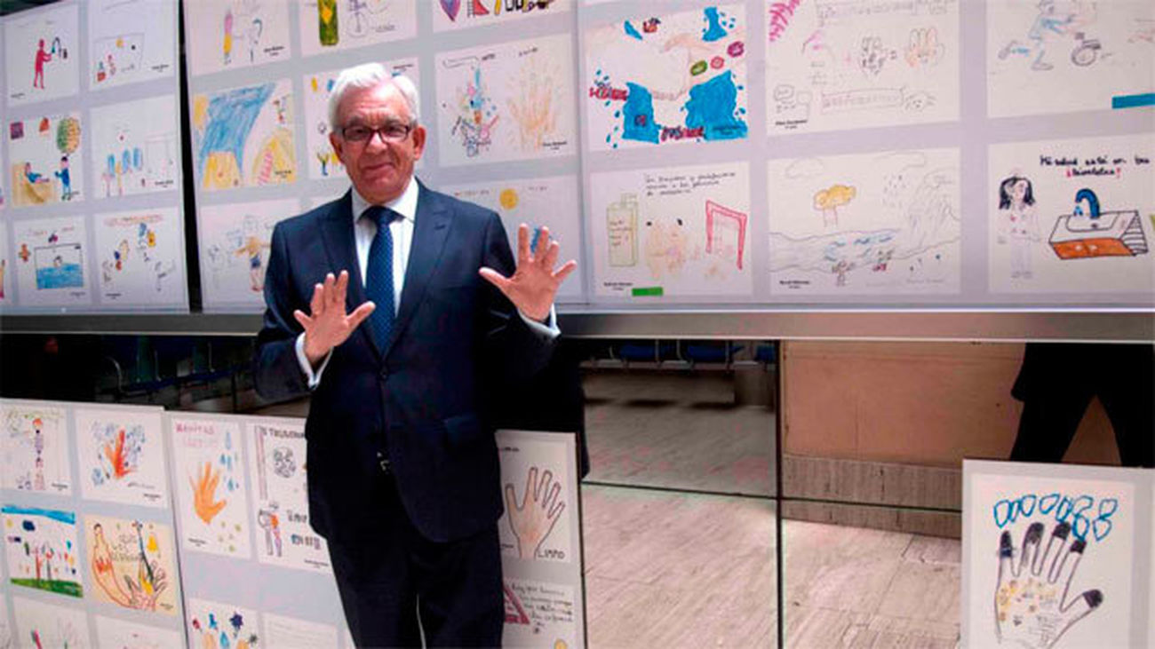 El consejero de Sanidad visita las obras que se están realizando en los hospitales de titularidad pública