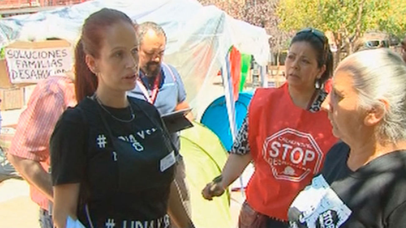 Una familia desahuciada acampa ante la Junta Municipal de Carabanchel para exigir una solución a su situación.