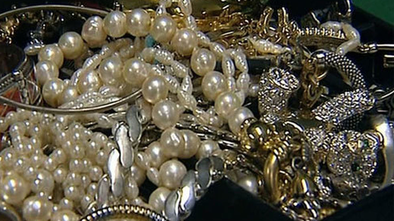 Varias joyas en una imagen de archivo