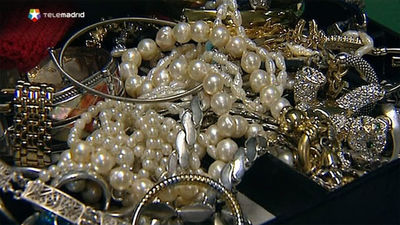 Roban un coche lleno de joyas a un comercial de joyería en Villaverde