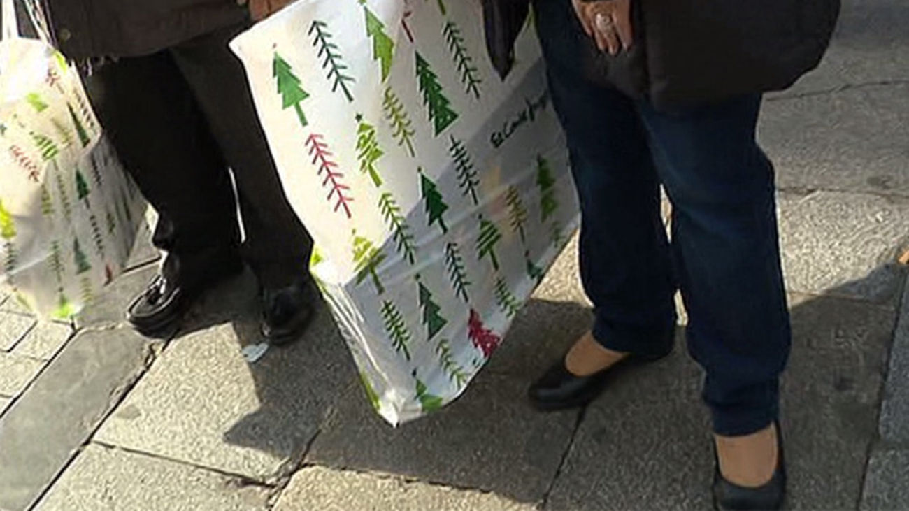 Los españoles invertirán en regalos navideños una media de 200 euros
