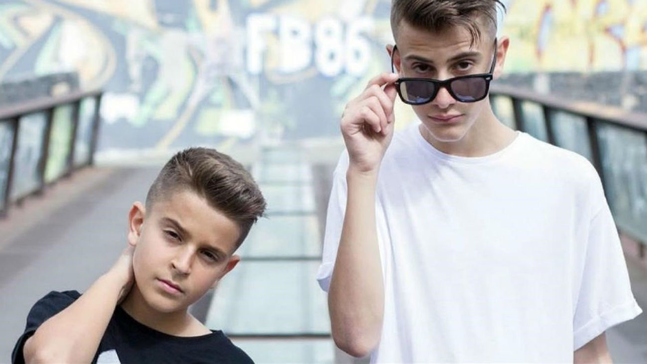 En 'El fútbol es puro teatro', hablamos con el dúo musical Adexe y Nau