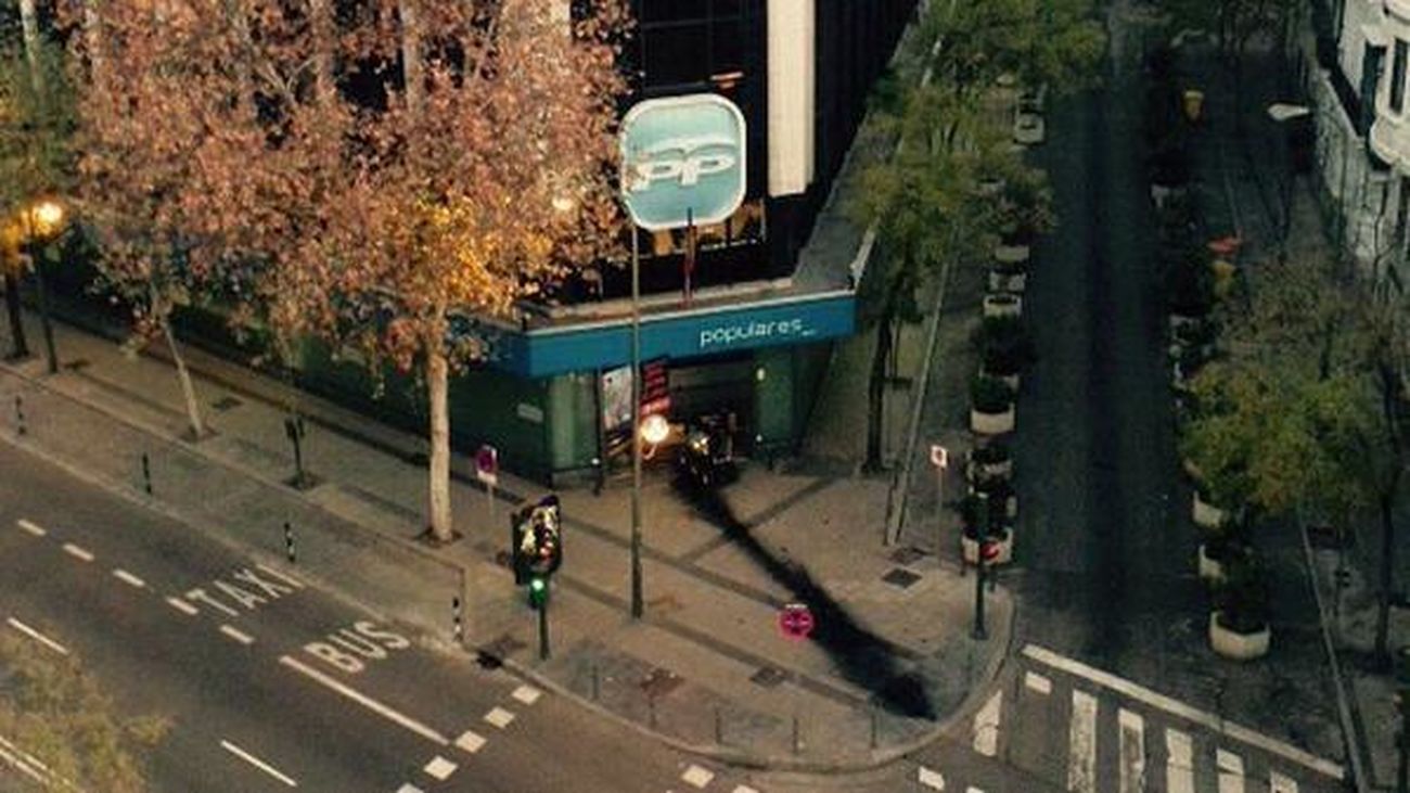 Un hombre estrella su coche contra la sede del PP en Génova