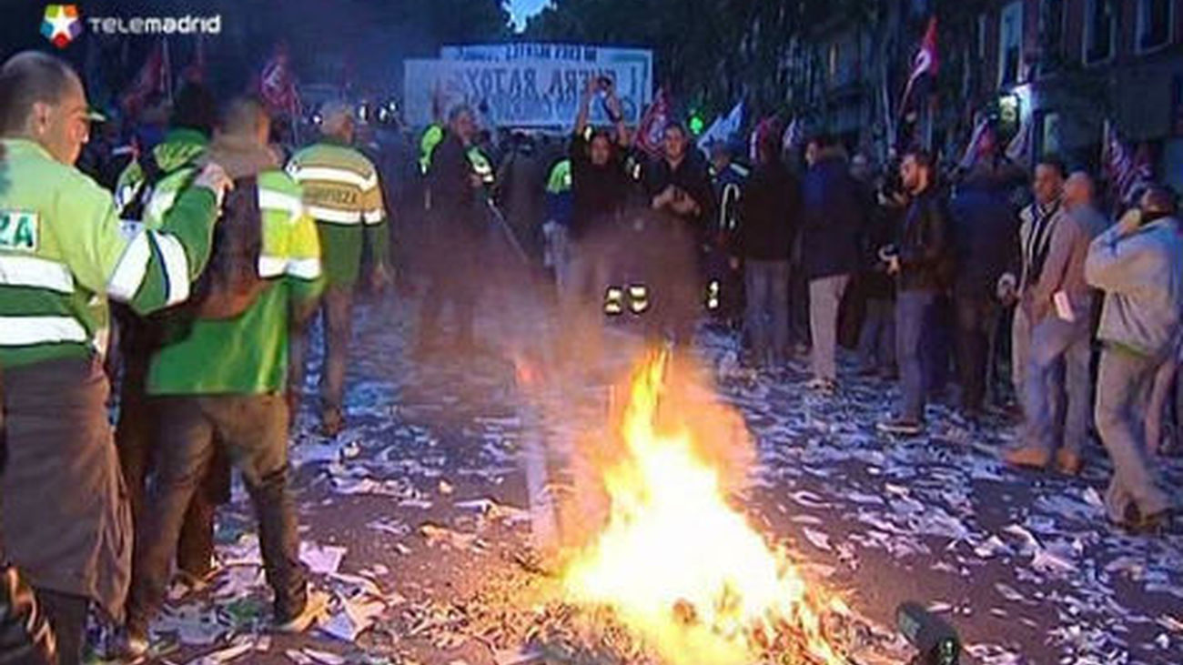 La huelga de limpieza cumple su cuarto día con evidentes muestras de suciedad