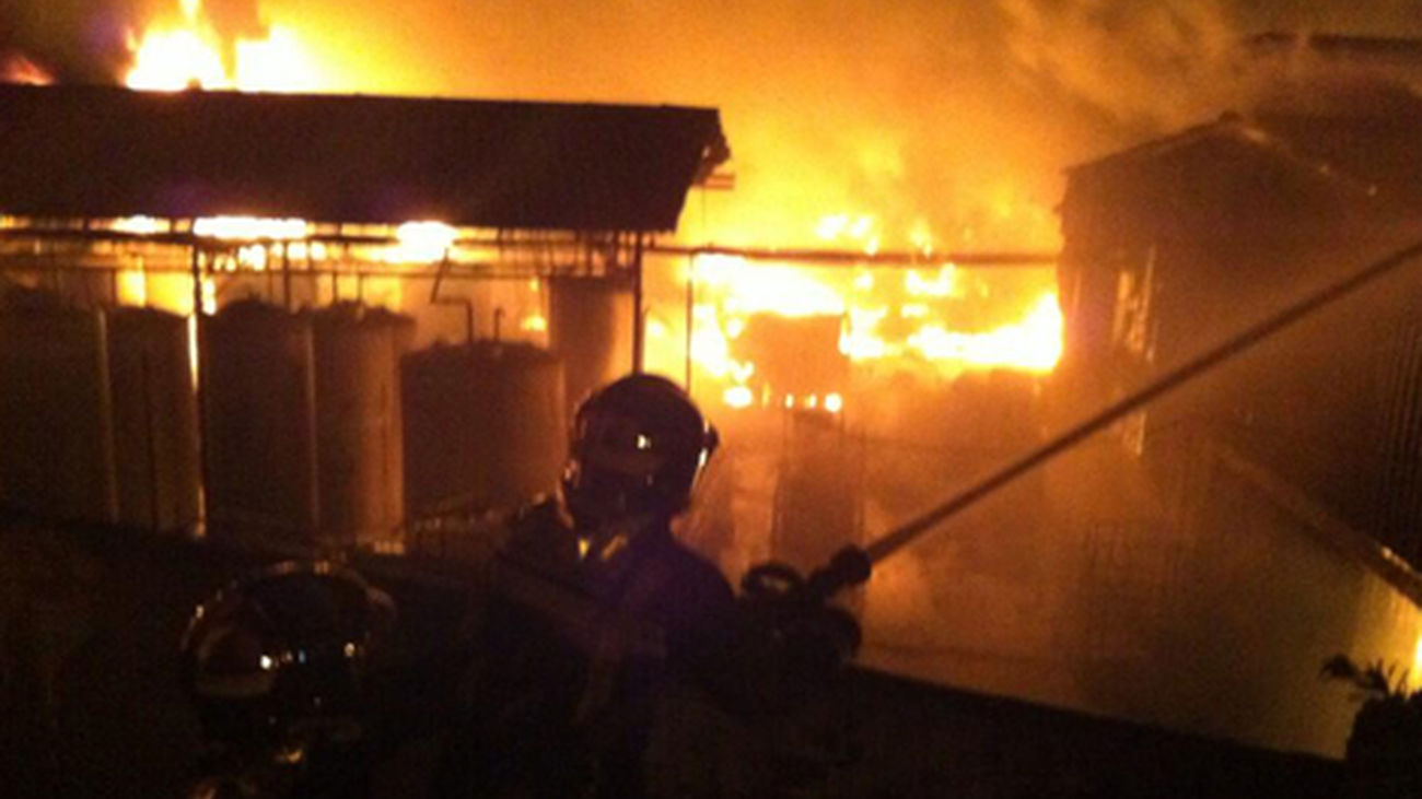El incendio desatado esta madrugada en una nave de Arganda ya está "controlado" y no hay peligro para la población cercana