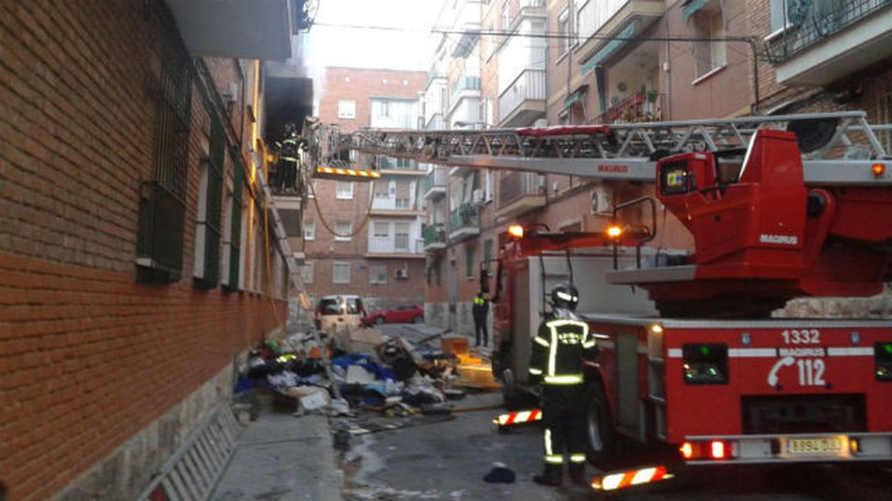 14 intoxicados por humo por incendio de un piso lleno de basura en San Blas