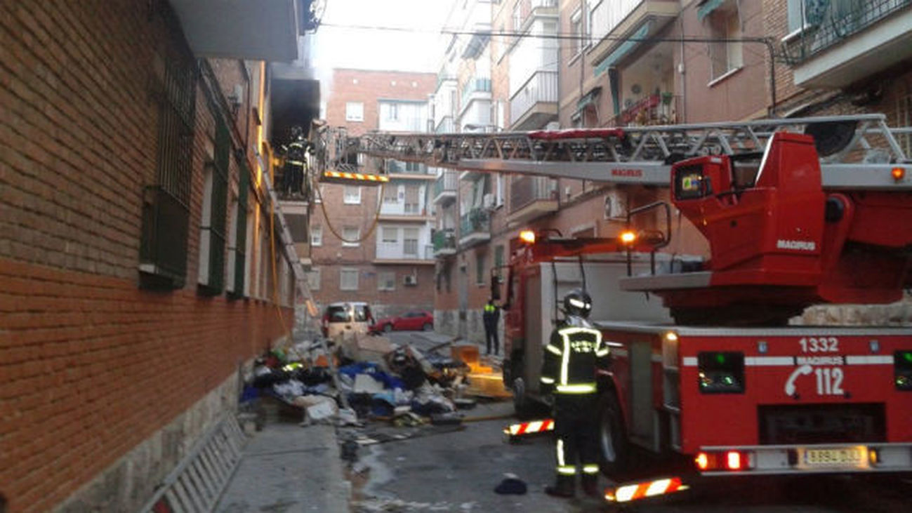 14 intoxicados por humo por incendio de un piso lleno de basura en San Blas