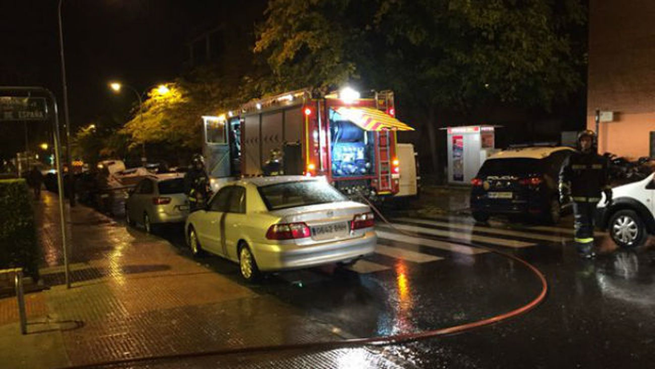 Cuatro intoxicados por inhalación de humo en el incendio de su vivienda en Coslada