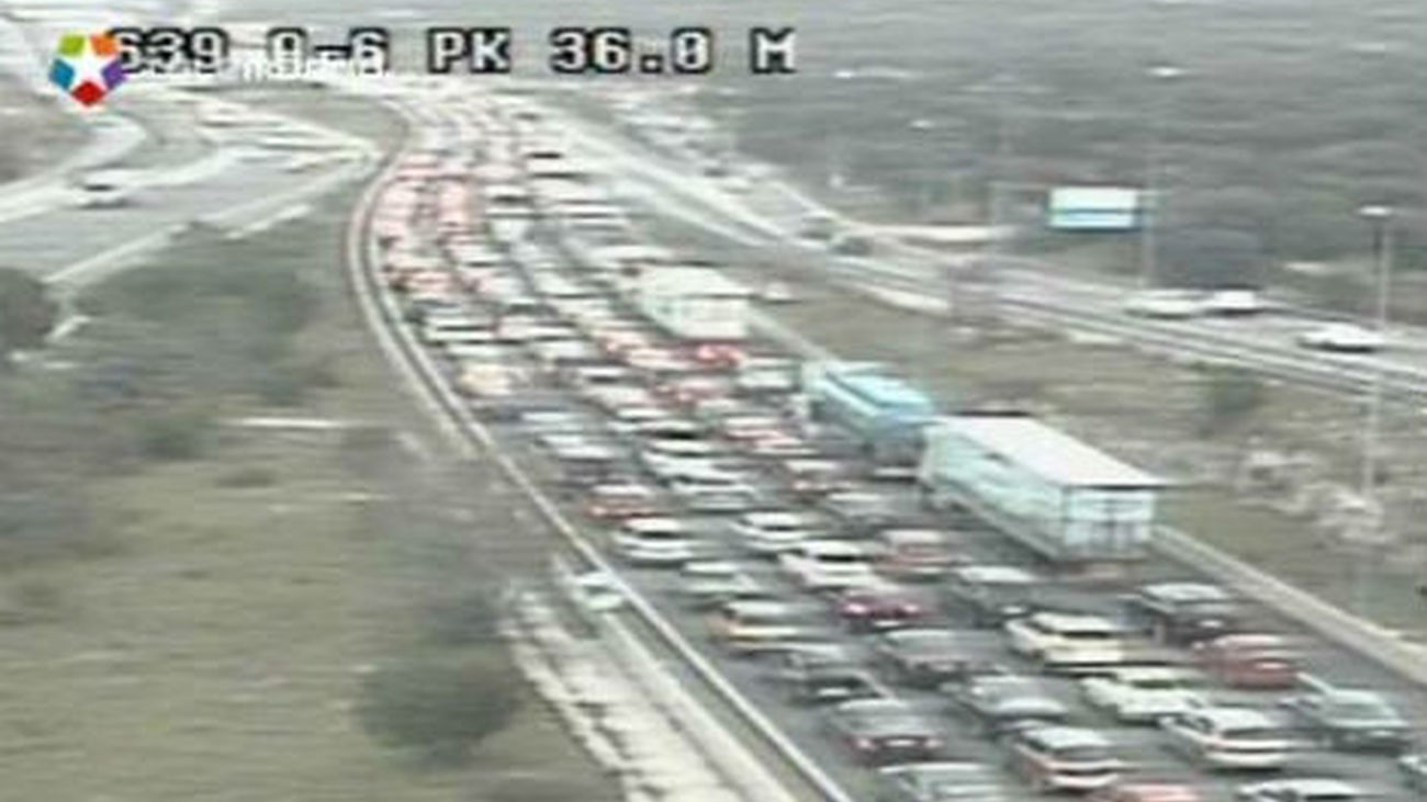 La lluvia causa 144 kilómetros de atascos en los accesos a la capital
