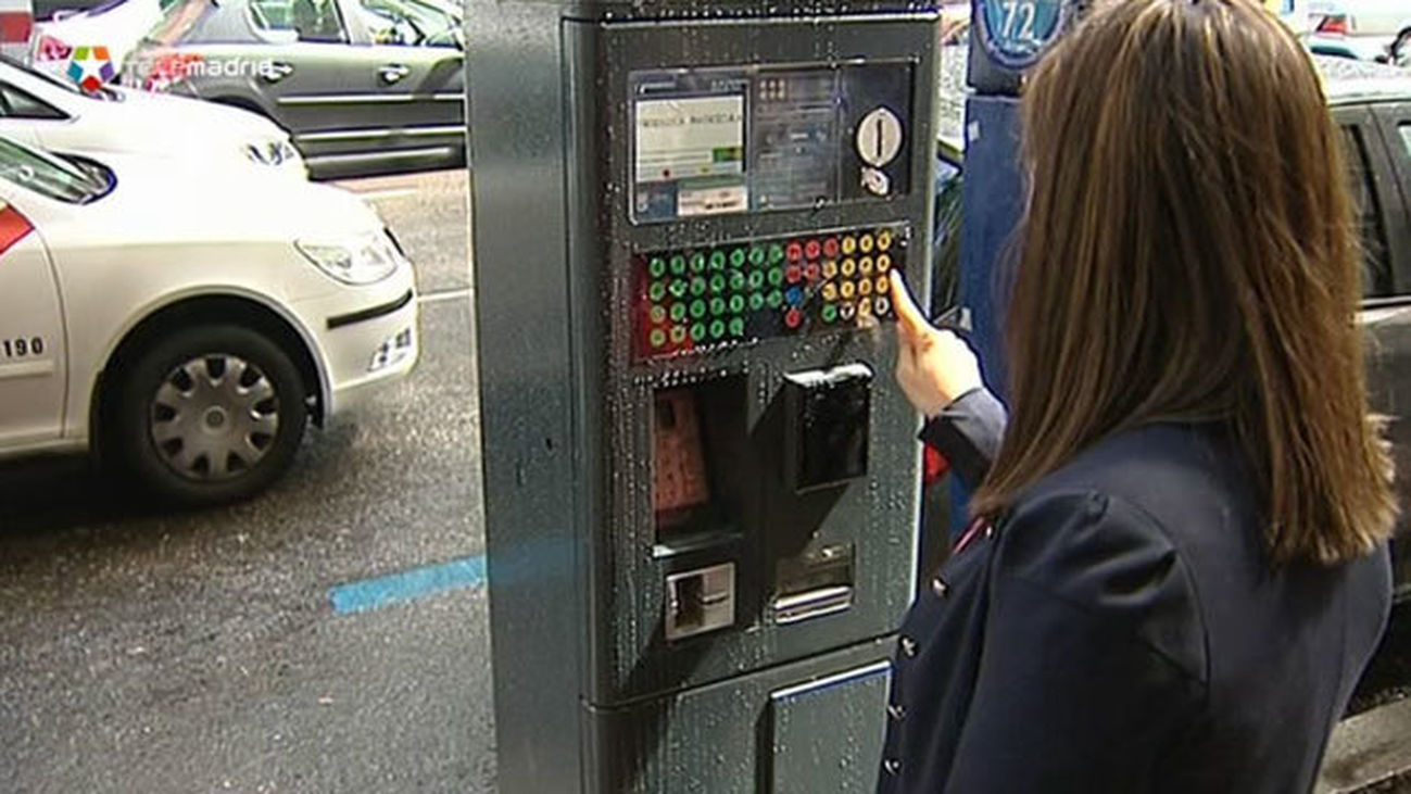 Los madrileños critican al Consistorio por falta de información sobre la prohibición de aparcamiento en la zona SER