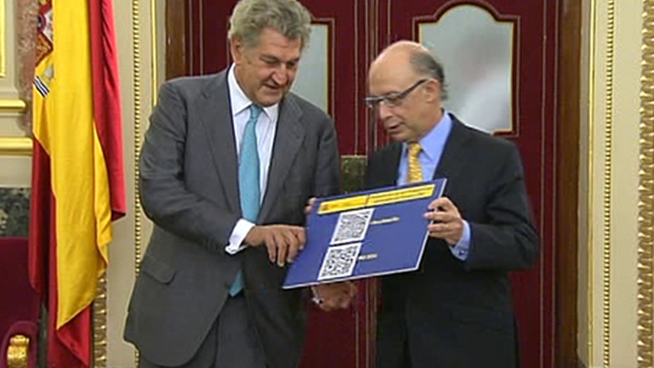 El ministro Montoro entrega en el Congreso los Presupuestos